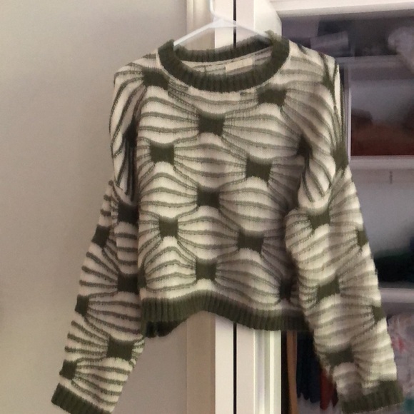 Beautiful fall sweater - airy not too thick. More of a crop style . - Picture 4 of 4